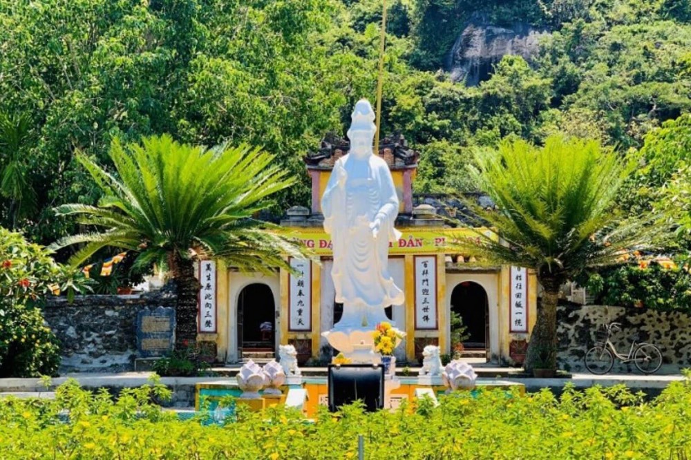 Chùa Hải Tạng là một ngôi chùa cổ linh thiêng