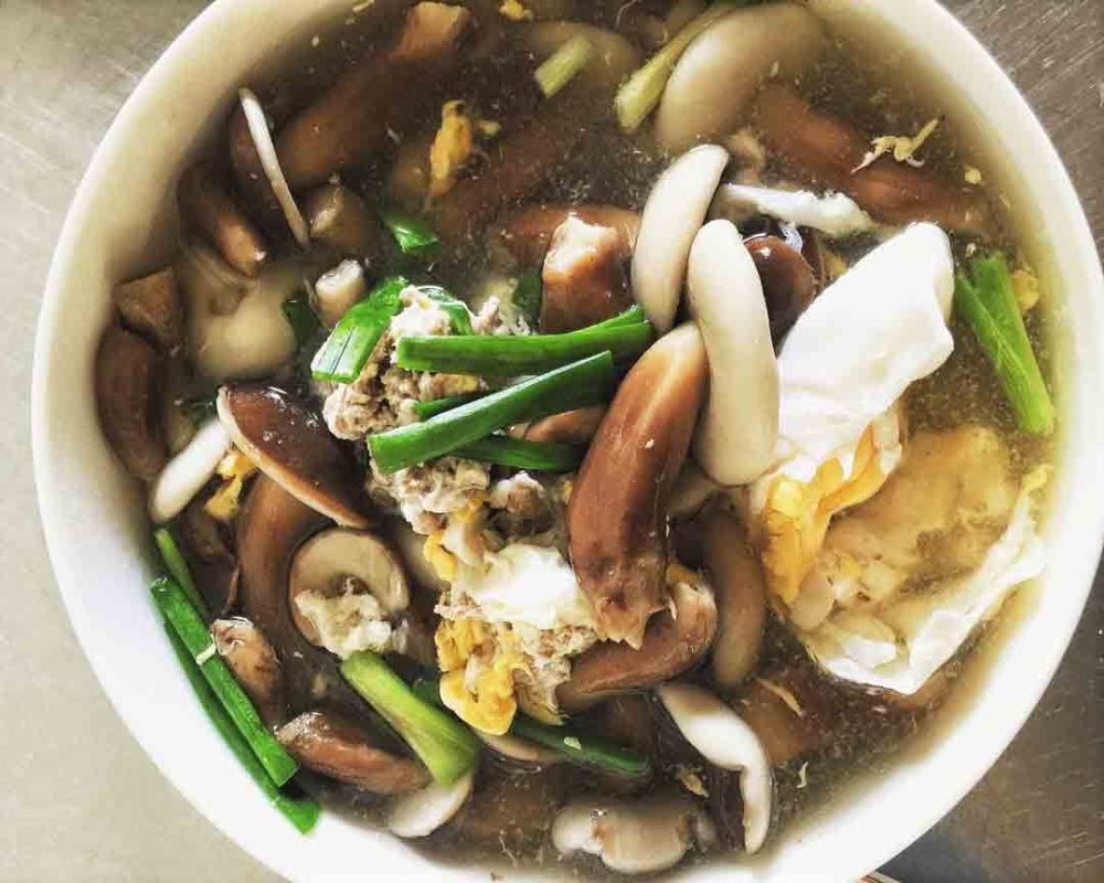 Canh nấm tràm với hương vị nhẫn đắng rất đặc trưng