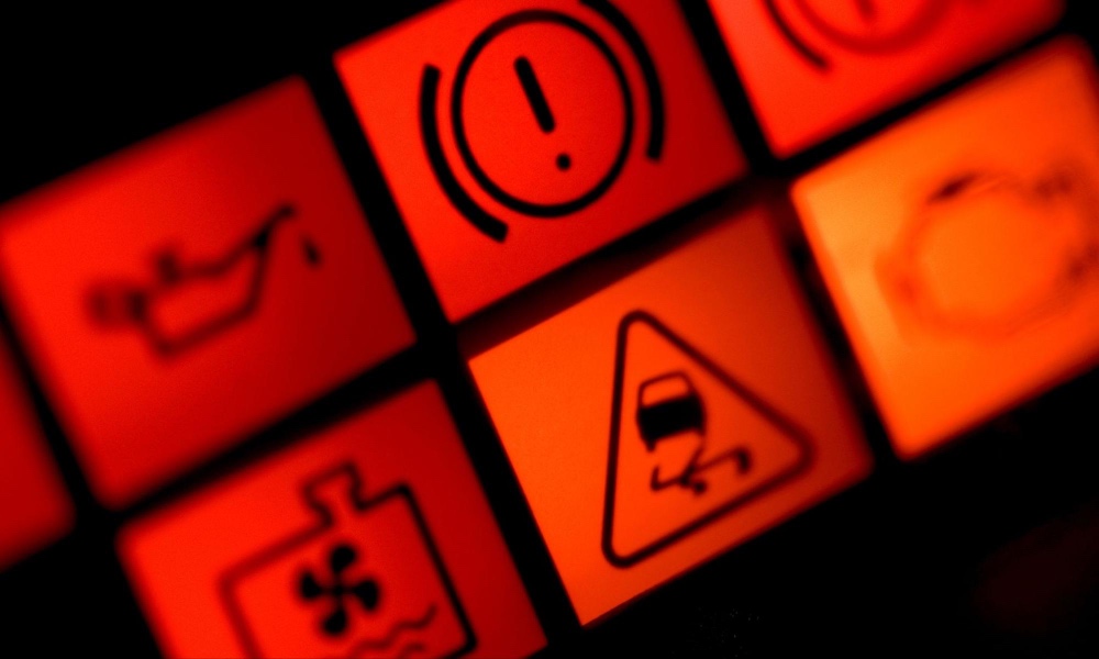 Những lưu ý khi thấy ký hiệu cảnh báo trên xe ô tô