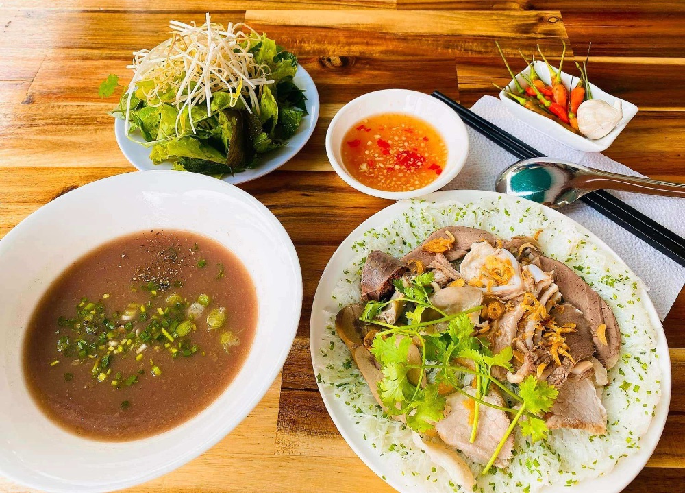 Đến Quy Nhơn đừng bỏ qua bánh hỏi cháo lòng vào buổi sáng