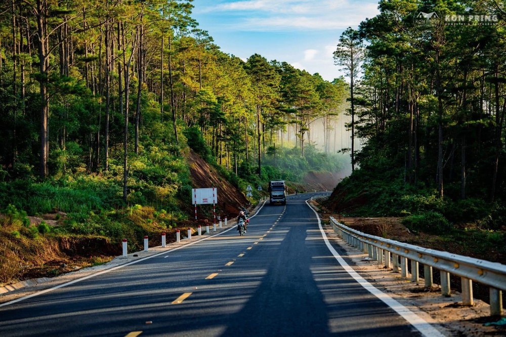 Di chuyển tại Măng Đen bằng xe máy hoặc ô tô tự lái