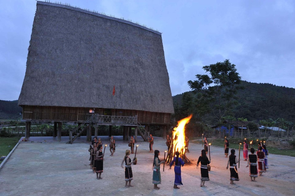 Ghé thăm nhà văn hoá Kon Bring