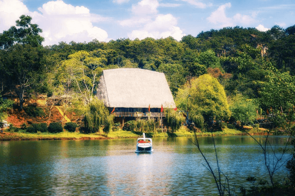 Hồ Đăk Ke mang cảnh sắc yên bình, mướt mắt 