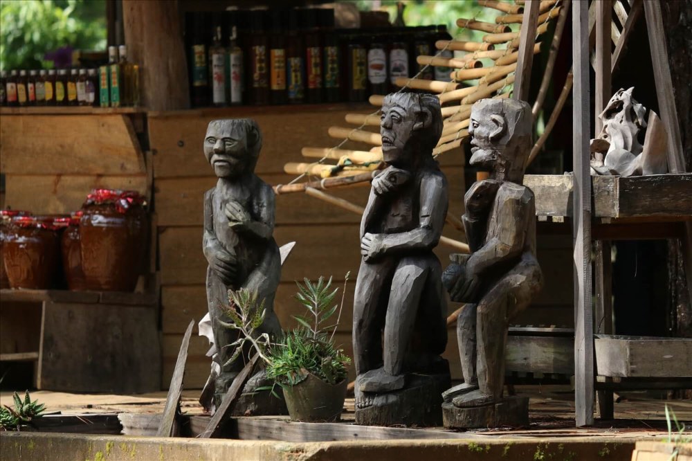 Vườn tượng gỗ với những bức tượng được làm thủ công 