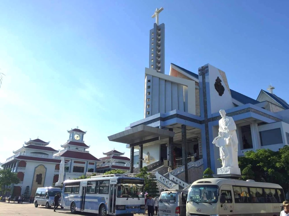 Nhà thờ Cha Diệp là nơi linh thiêng, đông đúc người viếng thăm