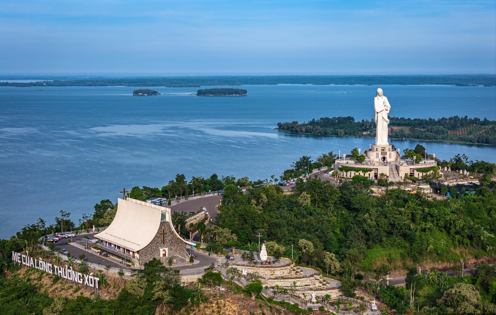 Mẹ Núi Cúi thu hút đông đảo giáo dân và du khách