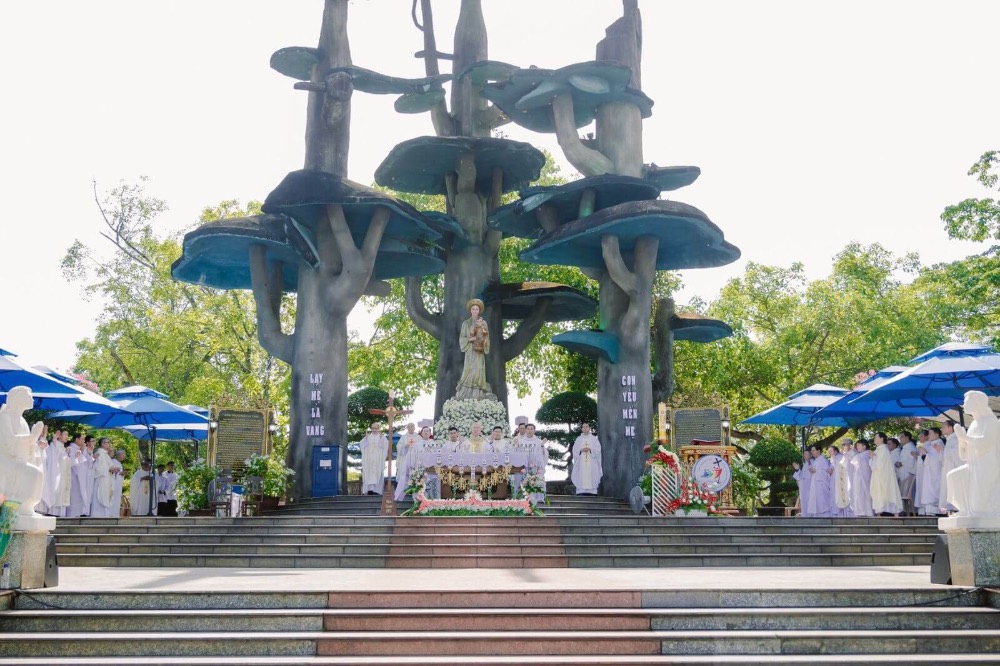 La Vang là điểm hành hương linh thiêng của người Công giáo