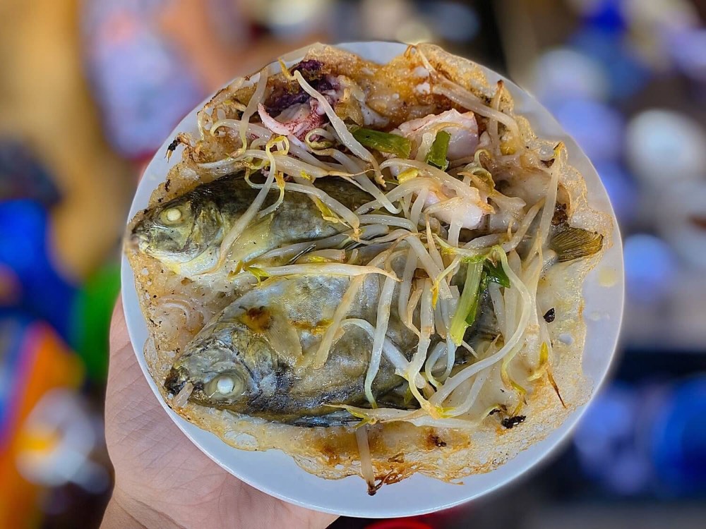 Bánh xèo cá kình khiến nhiều du khách bất ngờ
