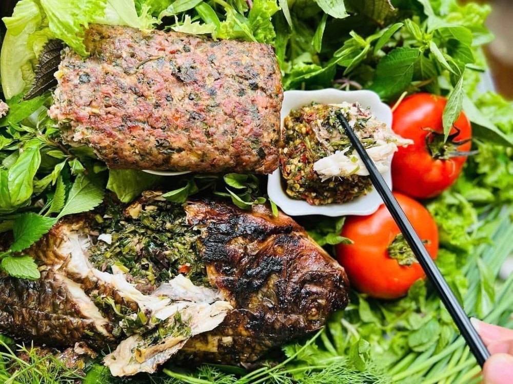 Cá suối nướng ăn kèm với rau rừng