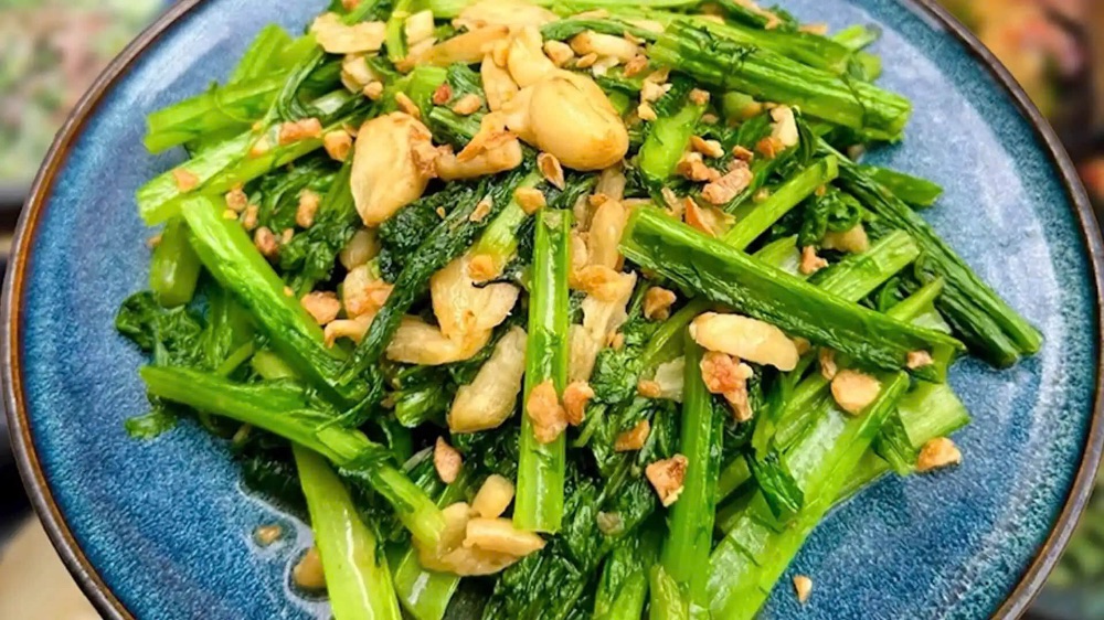 Rau cải mèo xào tỏi là món ăn không thể bỏ qua