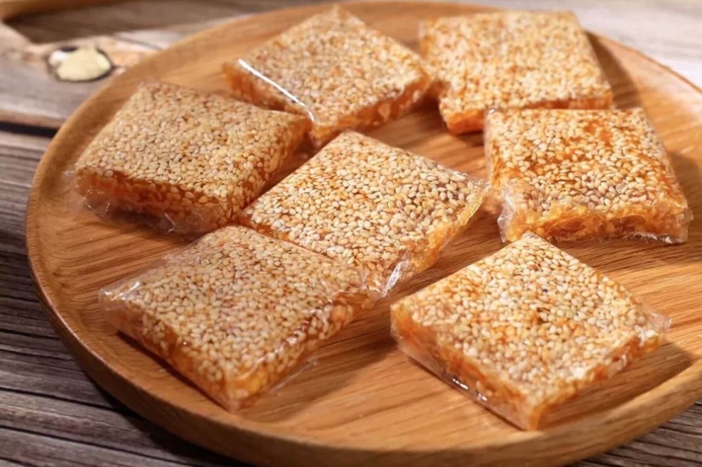 Kẹo mè xửng là món đặc sản Huế làm quà được nhiều người lựa chọn nhất 