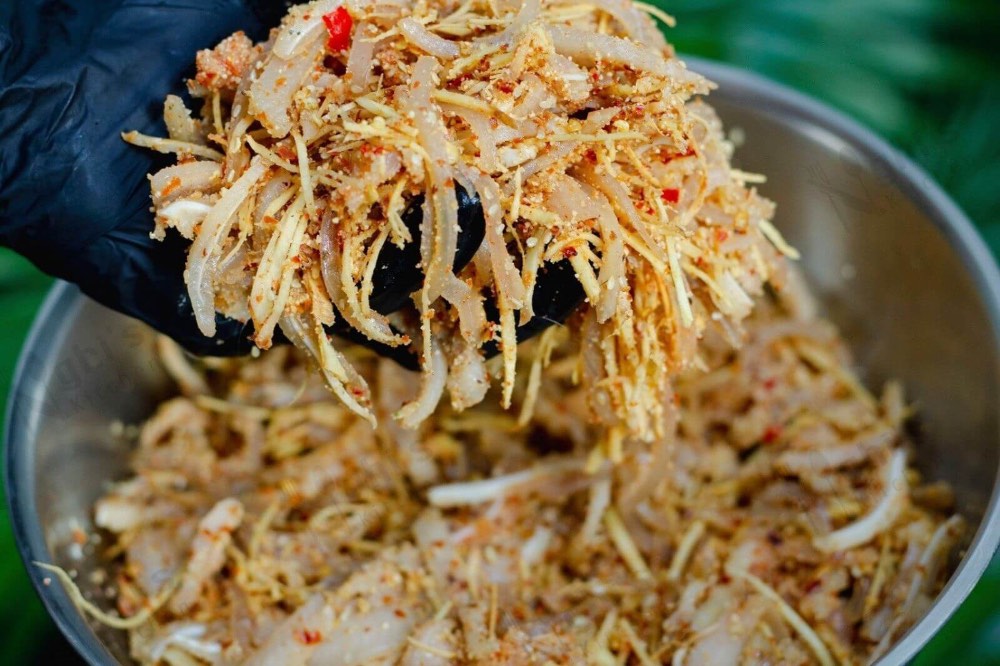 Nem tré chả ở Huế mang mùi vị rất đặc trưng