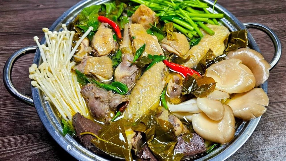 Lẩu gà lá giang với hương vị chua thanh ngây ngất