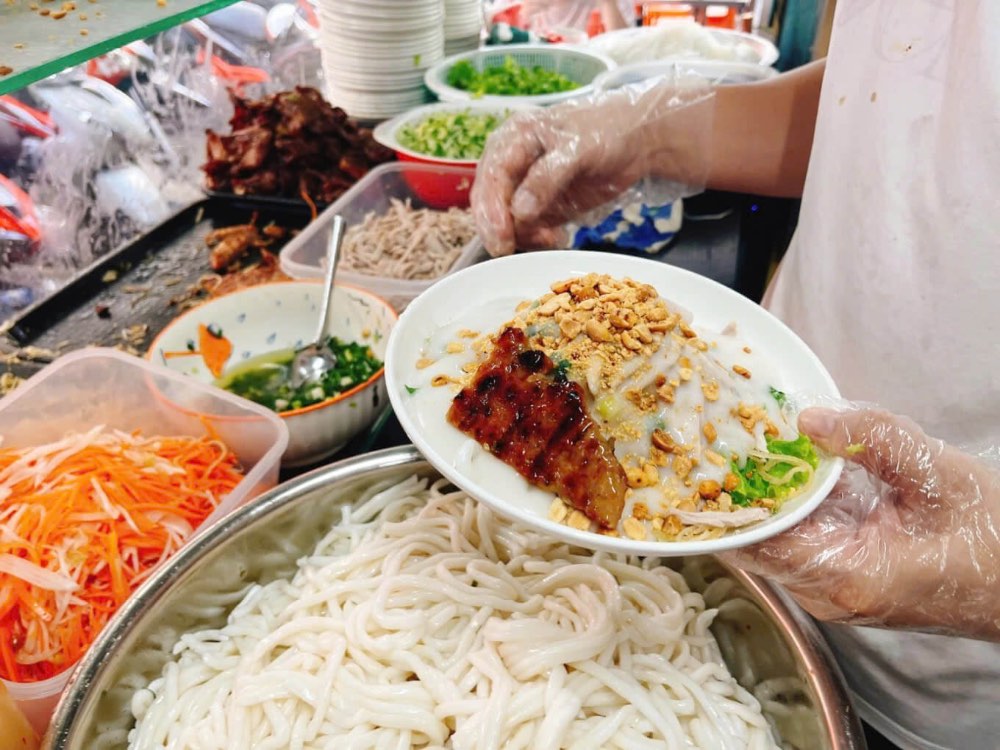 Bánh tằm bì được nhiều du khách yêu thích