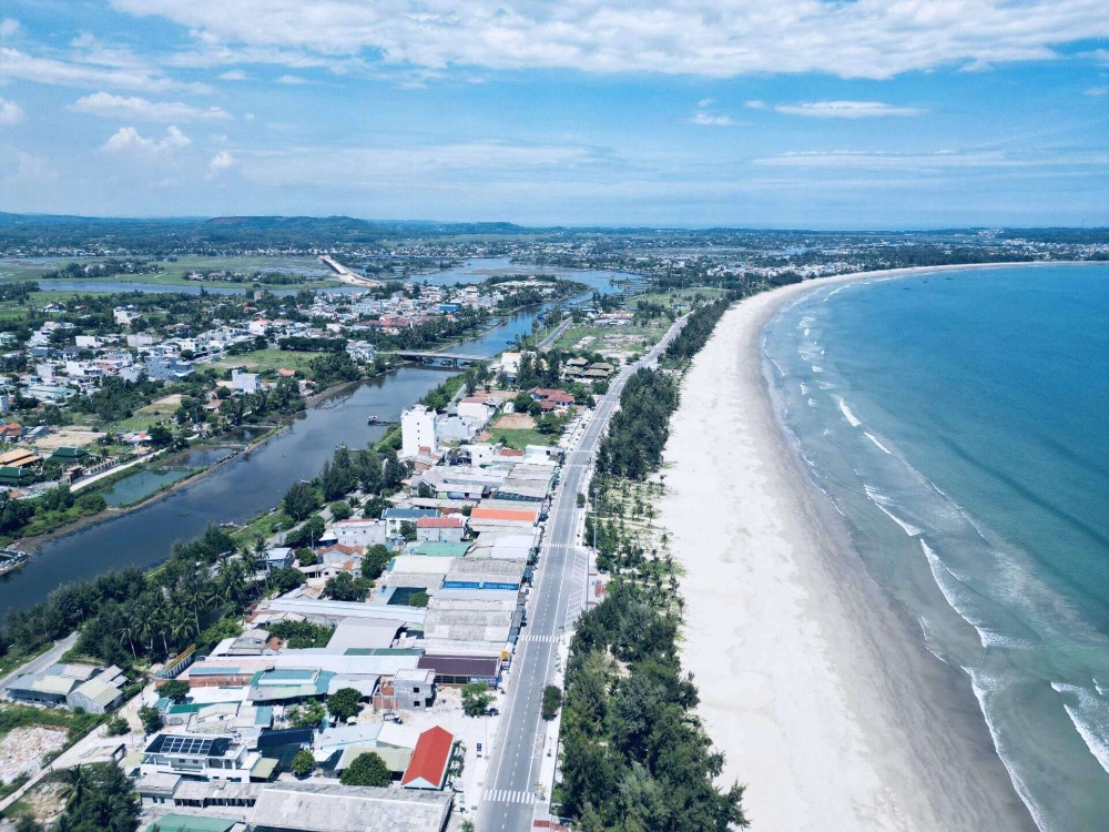 Biển Mỹ Khê rộng lớn với bãi cát trắng mịn