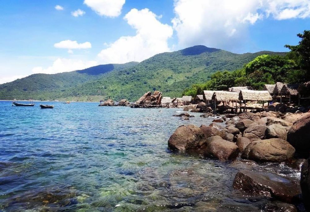 Khe Hai có đường bờ biển hình lưỡi liềm đẹp mắt