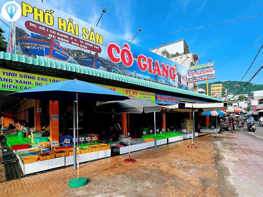 Dù là khu chợ nhỏ nhưng rất đa dạng các loại hải sản