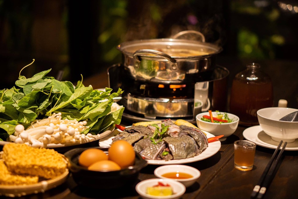 Thời tiết se lạnh ở Măng Đen rất thích hợp ăn lẩu gà lá sâm