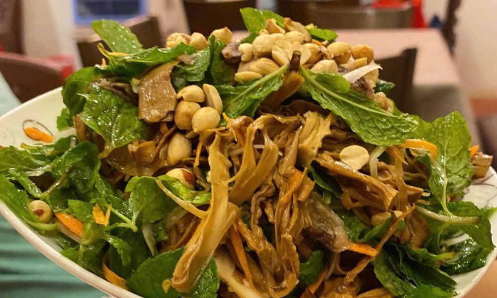 Nộm gà măng khô có hương vị hài hoà, dễ ăn