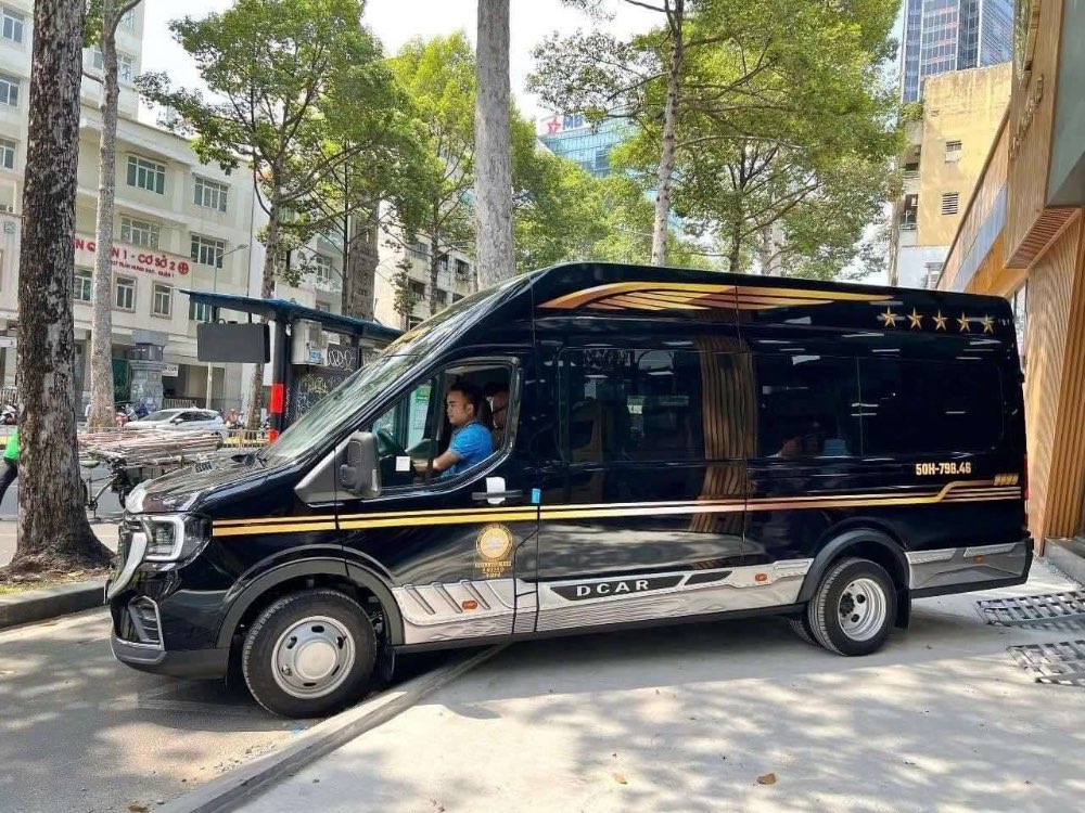 Xe limousine 9 chỗ vừa rộng rãi vừa tiện nghi 