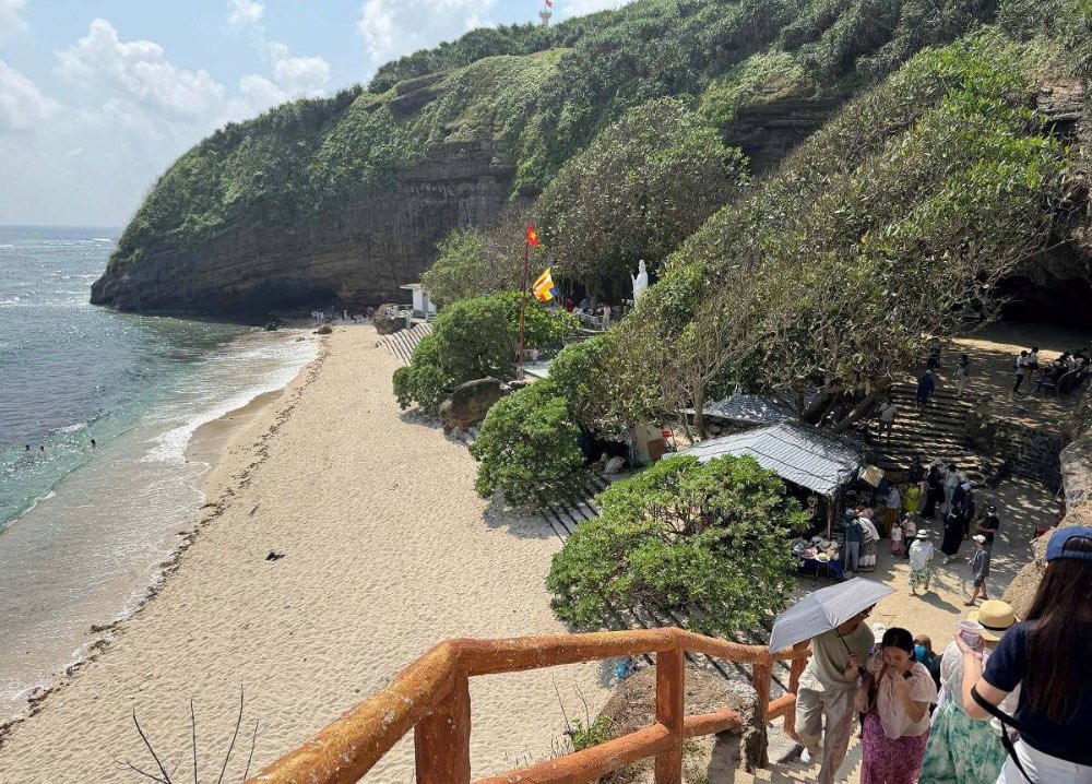 Chùa Hang thanh tịnh nên nhiều người đến cầu bình an